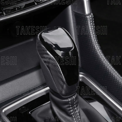 TAKESHI 武藤車藝｜19–24 SUBARU FORESTER 原廠型排檔頭 碳纖維貼片｜森林人 專用｜真碳纖維