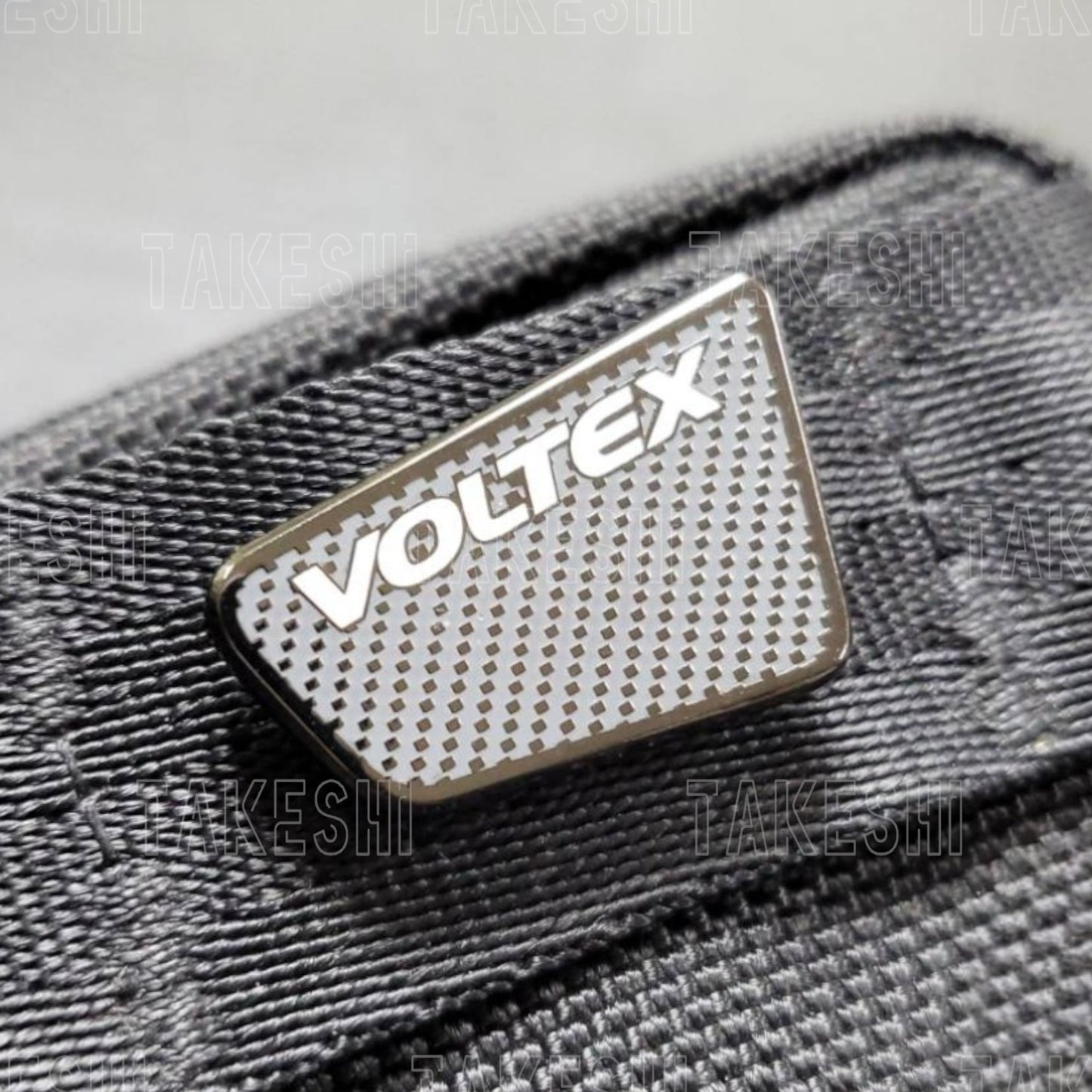 IMPORT BIBLE｜VOLTEX RACING × IMPORT BIBLE TYPE-C END PLATE 尾翼造型胸針｜聯名款
